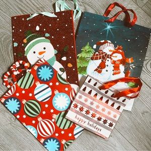 pack of 4 holiday / winter / christmas gift bags